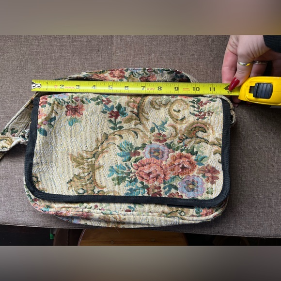 Vintage-Inspired Floral Tapestry Bag - Picture 5 of 7